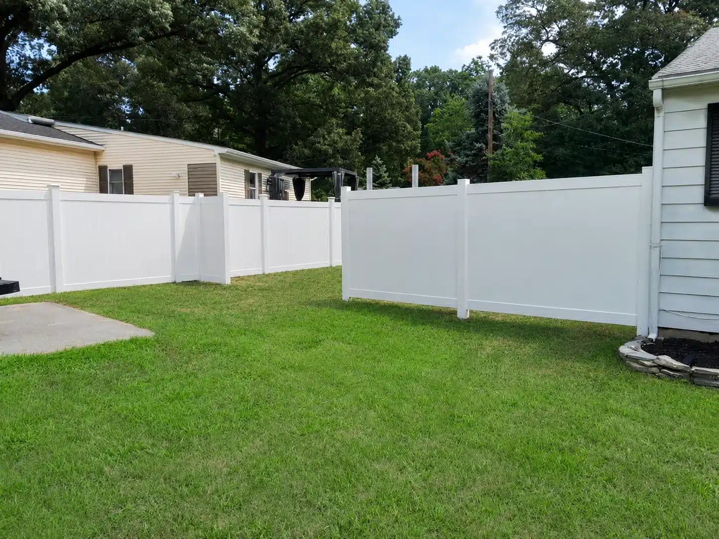 White full-privacy vinyl fence enclosing a large backyard in Severna Park, MD.