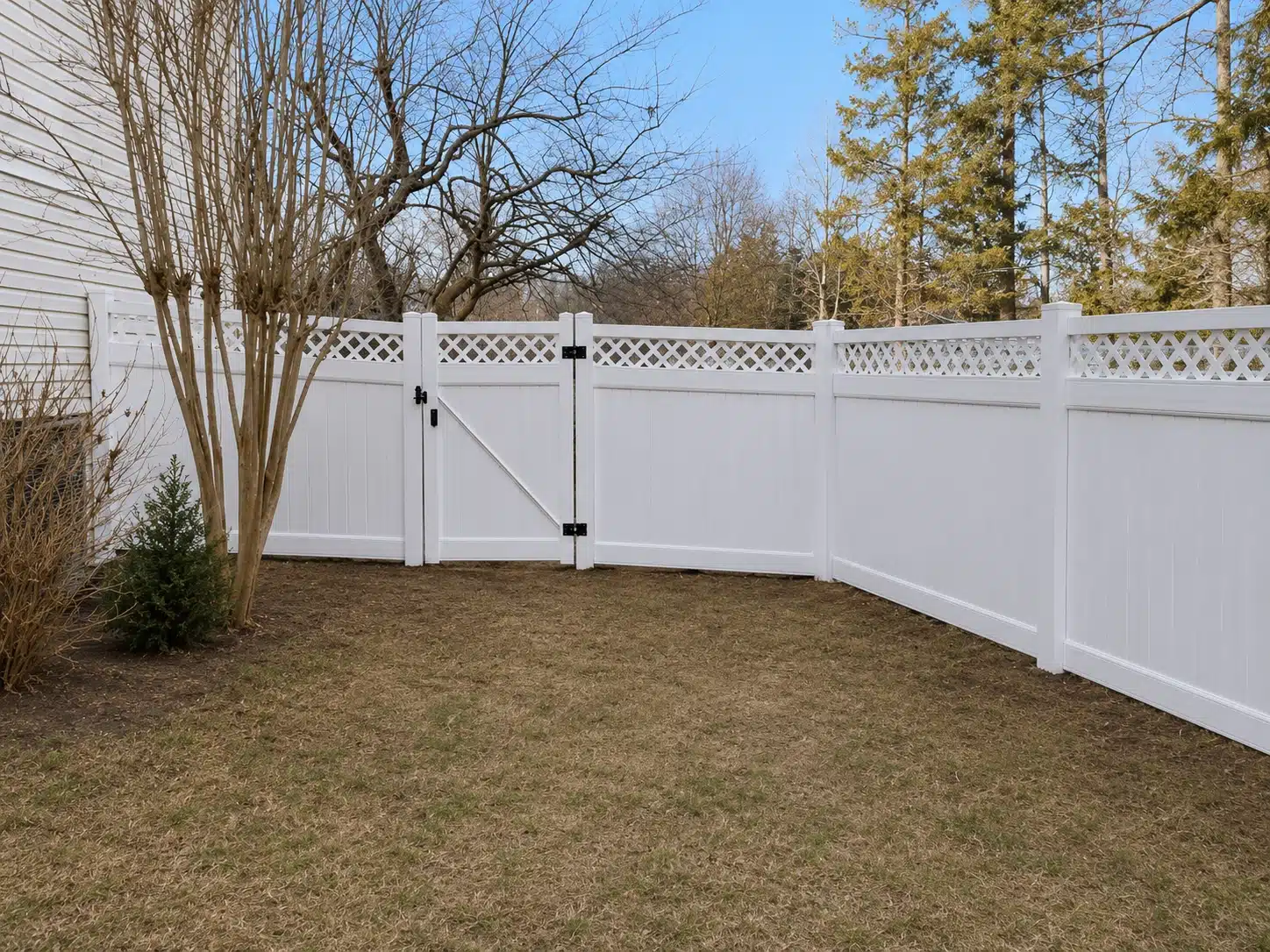 White vinyl privacy fence with lattice-top panels and a double gate in Glen Burnie, MD.